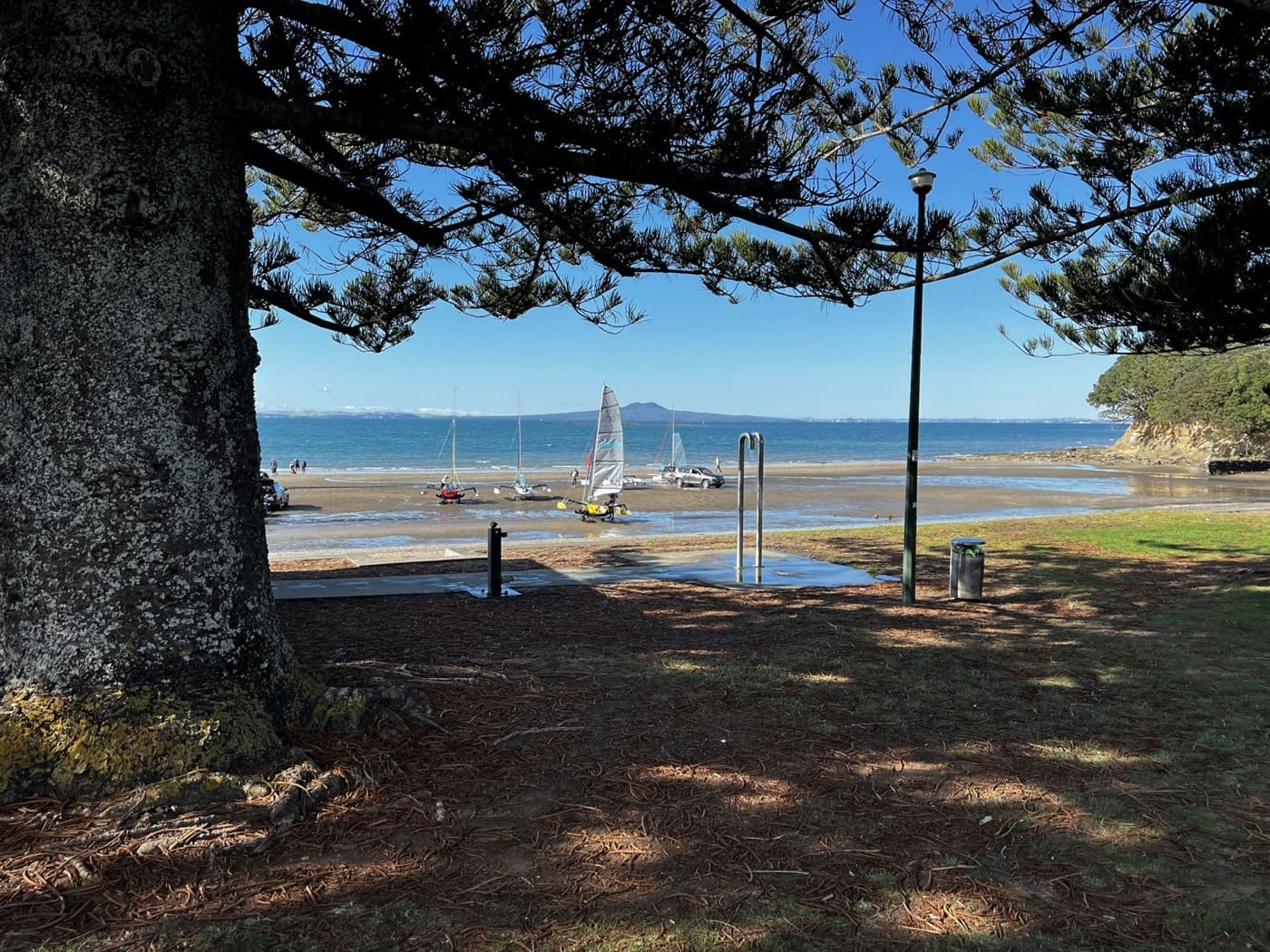 Waiake Beach mit dem Tor und Segelbooten
