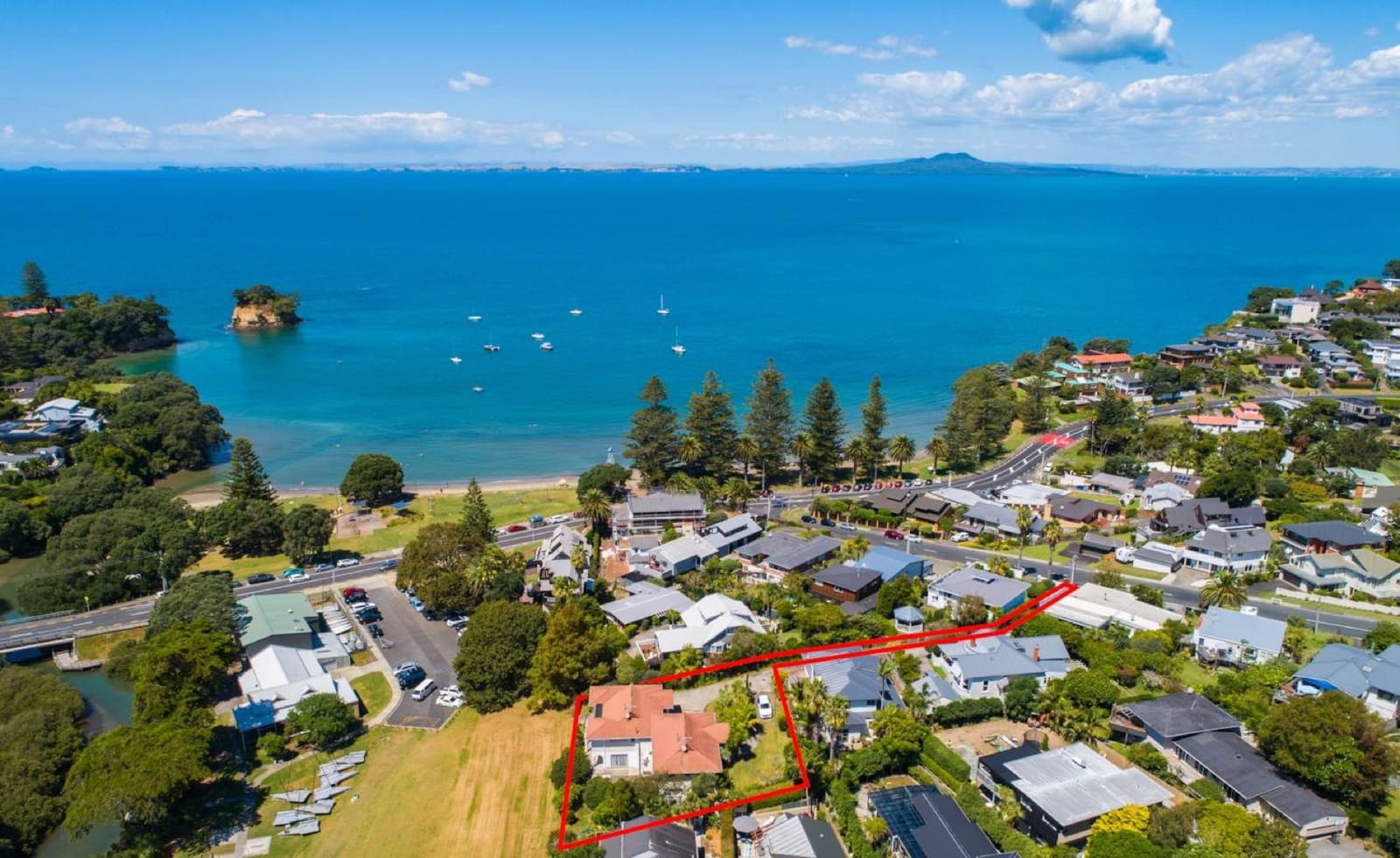 Von den Apartments über das Aickin Reserve zum Waiake Beach, dem Tor und Rangitoto – der Zwei-Minuten-Weg aus der Luft
